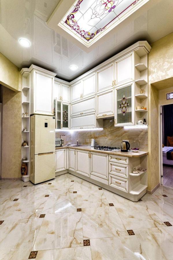 Rynok Square City Center Two Bedroom Apartment! Lviv Ngoại thất bức ảnh