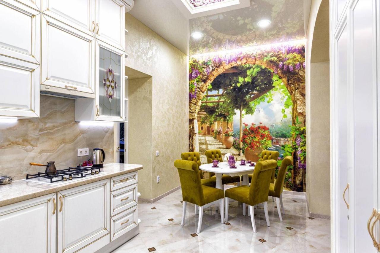 Rynok Square City Center Two Bedroom Apartment! Lviv Ngoại thất bức ảnh