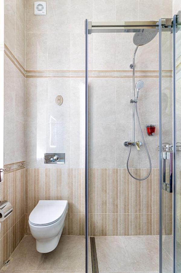 Rynok Square City Center Two Bedroom Apartment! Lviv Ngoại thất bức ảnh