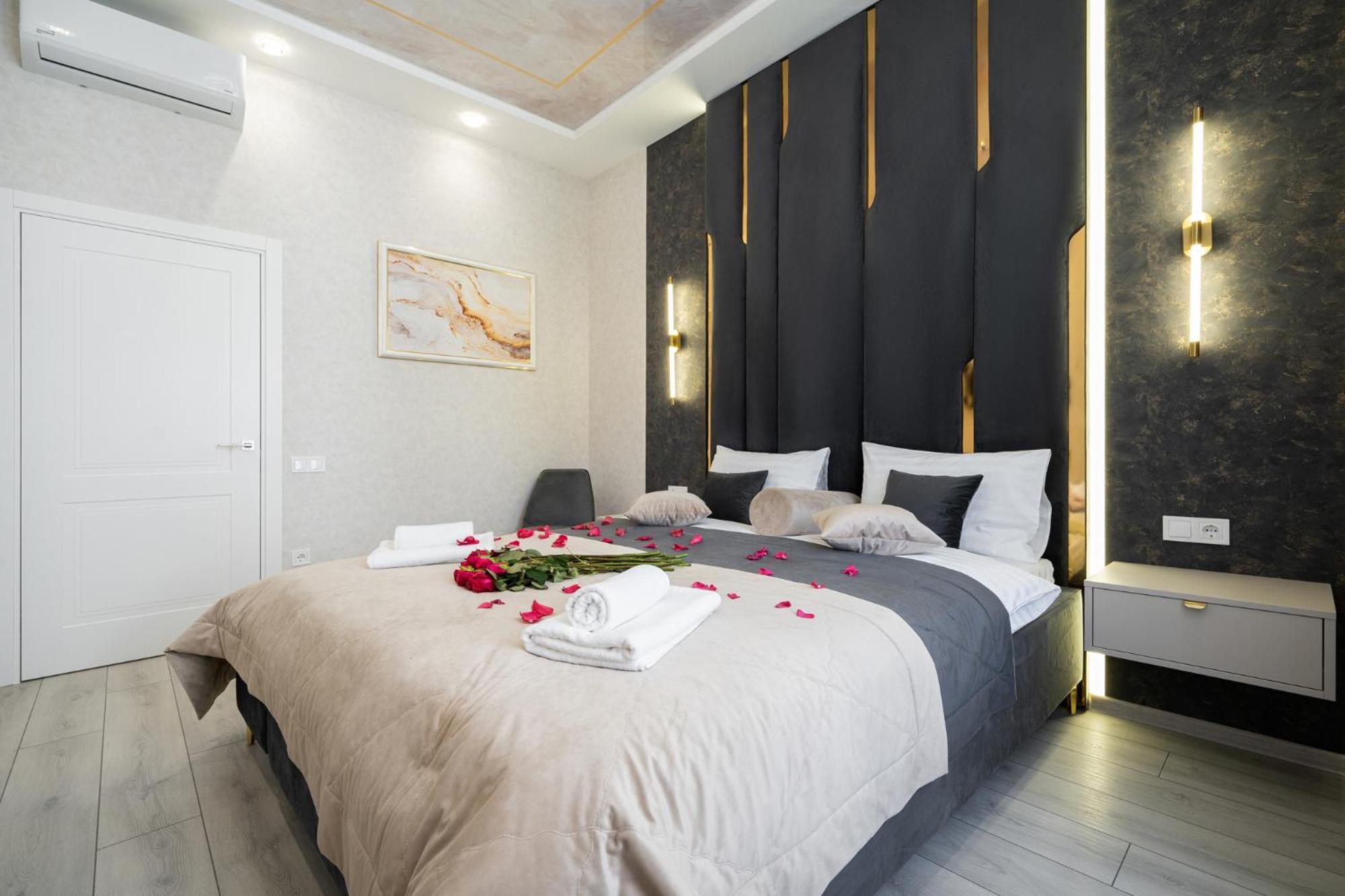 Rynok Square City Center Two Bedroom Apartment! Lviv Ngoại thất bức ảnh